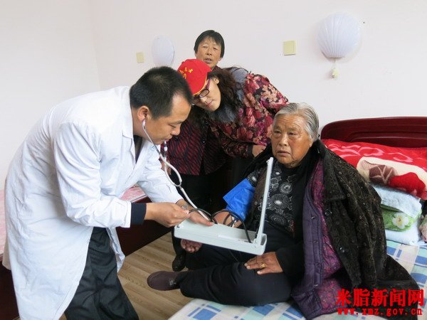 米脂县国税局、银北社区在职党员志愿者慰问孤寡老人