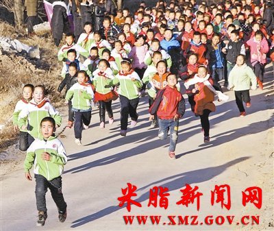 米脂县官庄小学举办越野赛拼体力练毅力
